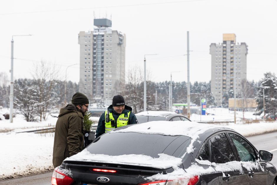 Penktadienį – miškininkų ir policijos akcija: vairuotojams dovanojo eglutes