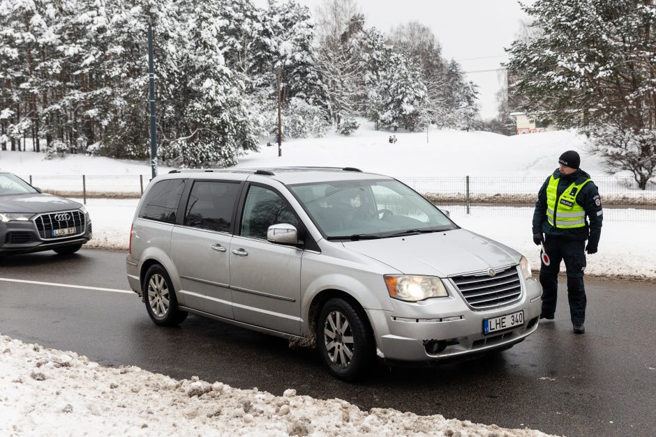 Penktadienį – miškininkų ir policijos akcija: vairuotojams dovanojo eglutes