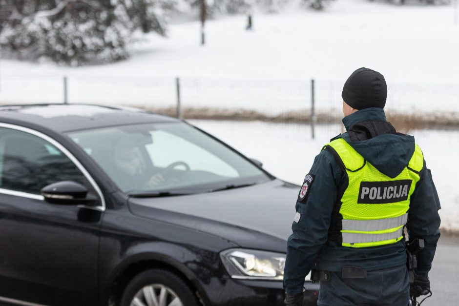 Penktadienį – miškininkų ir policijos akcija: vairuotojams dovanojo eglutes