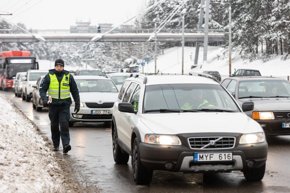 Penktadienį – miškininkų ir policijos akcija: vairuotojams dovanojo eglutes