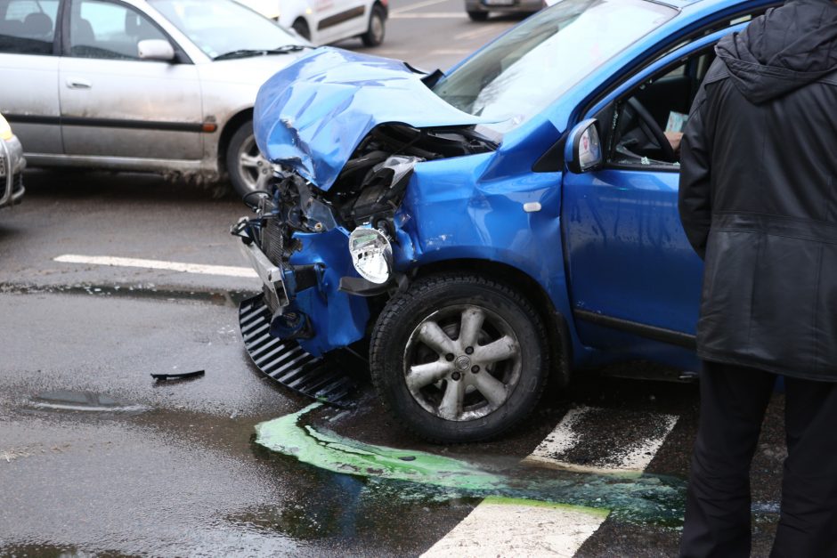 Vilniuje – masinė avarija: Ozo gatvėje susidūrė net šeši automobiliai