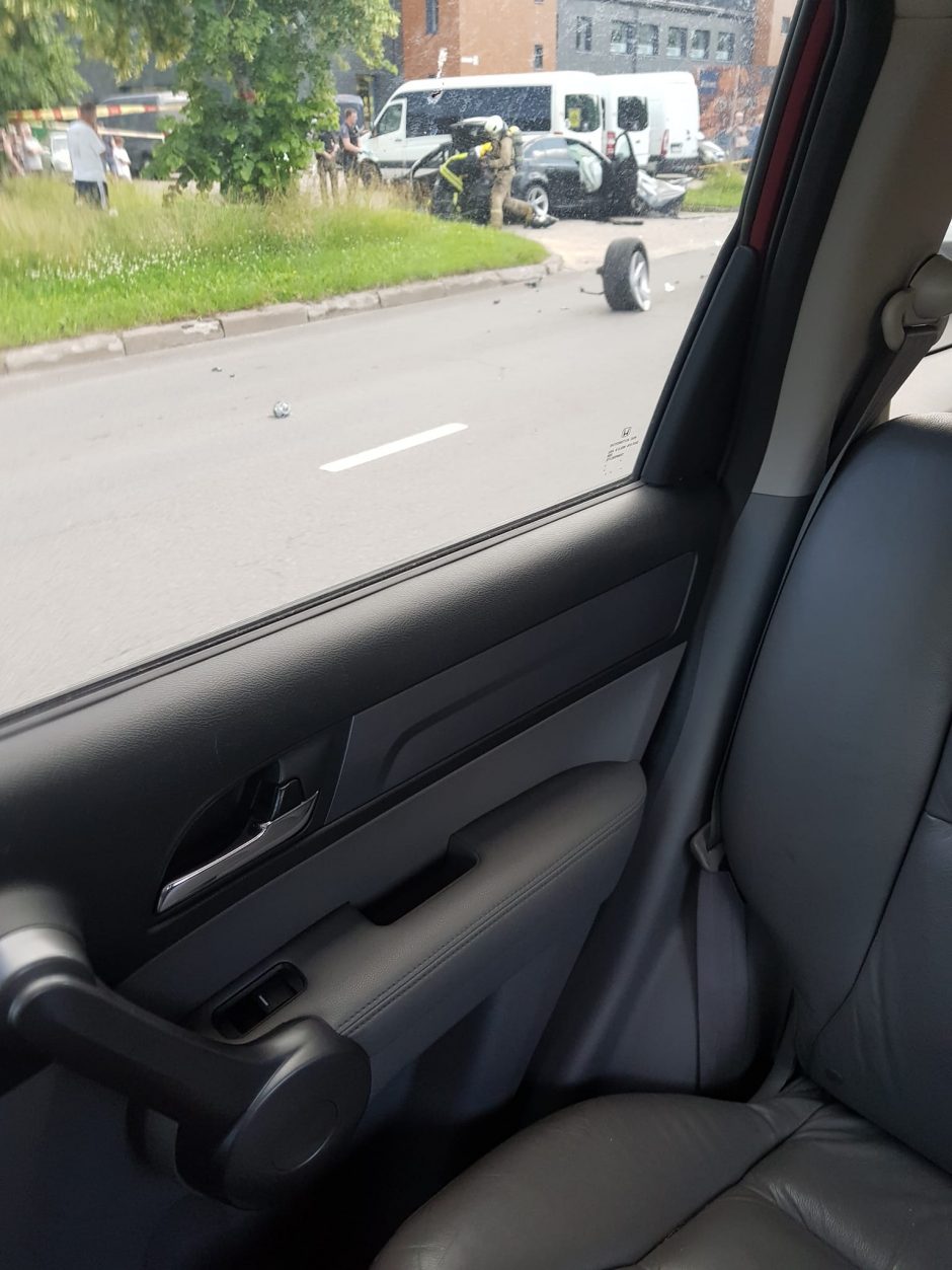 Justiniškių gatvėje – kraupi BMW avarija: automobilis virto metalo laužu