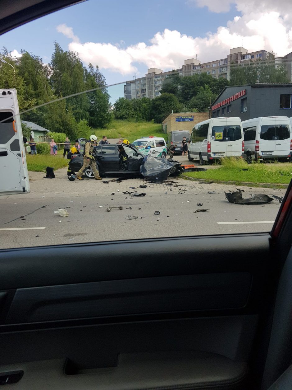 Justiniškių gatvėje – kraupi BMW avarija: automobilis virto metalo laužu