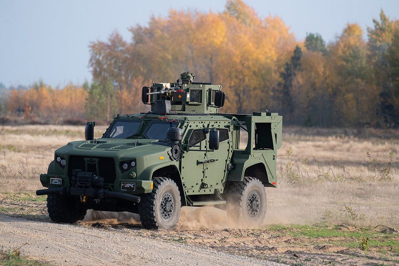 Lietuva iš JAV papildomai perka 300 šarvuotųjų visureigių kariuomenei