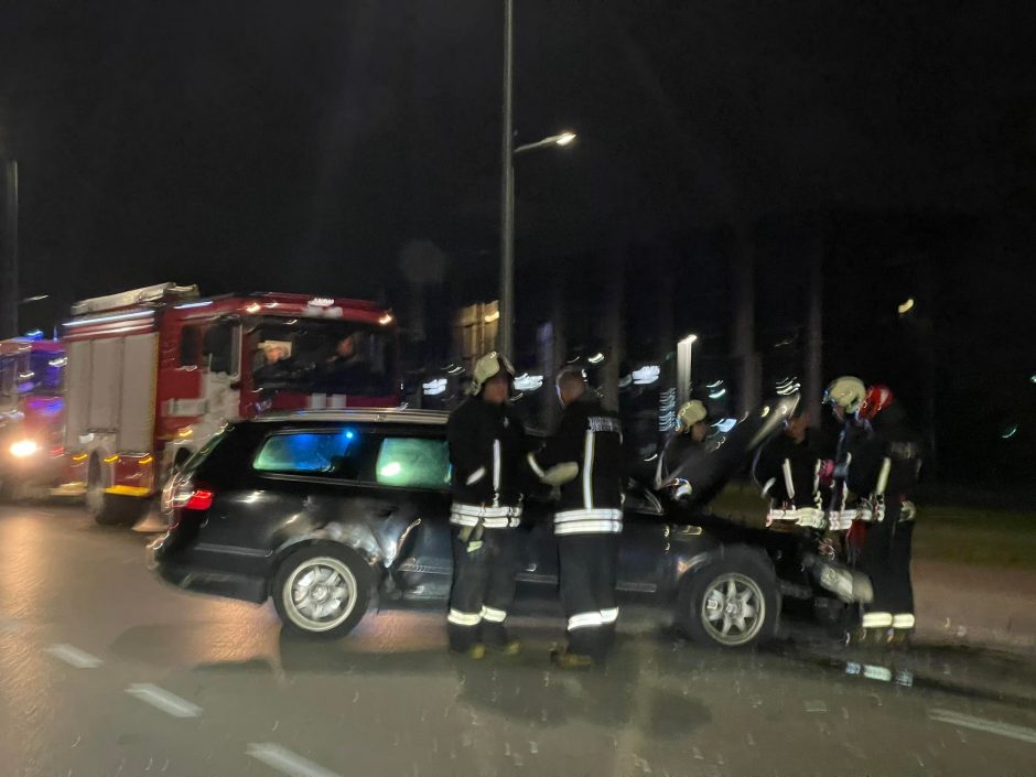 Eismą Aleksote sutrikdė avarija: ugniagesiai skubėjo vaduoti žmonių