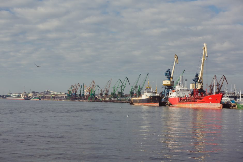 Aprimus vėjui Klaipėdos uoste atnaujinta laivyba