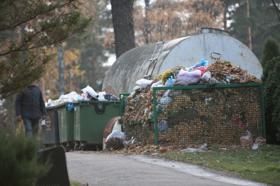 Šiukšlių kalnai po Vėlinių: konteineriuose randa net antkapių