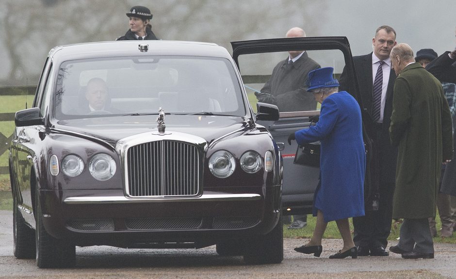 Karalienė Elizabeth II po stipraus peršalimo pasirodė viešumoje