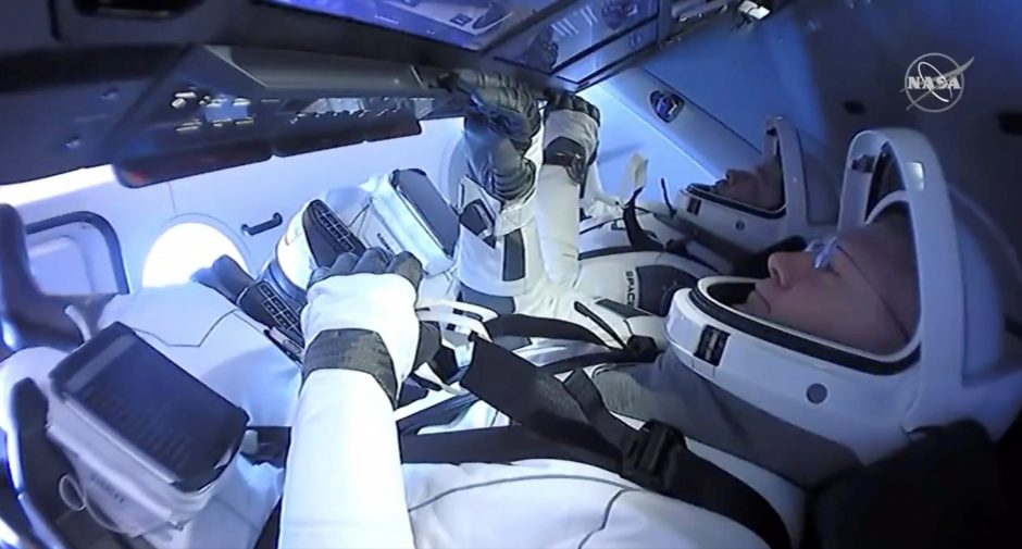 „SpaceX“ pilotuojamas erdvėlaivis saugiai sugrįžo į Žemę po istorinės misijos