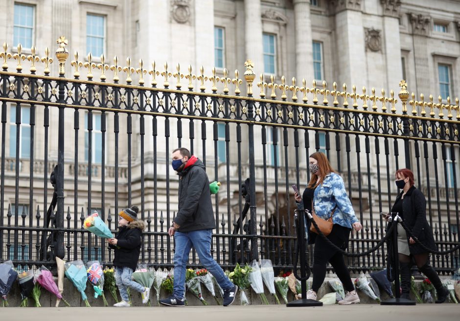 Britai mirusį princą Philipą pagerbė patrankų salvėmis ir tylos minute