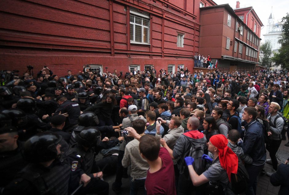 Rusijoje – protestai: žmonės skandavo „Mes čia valdžia!“ ir „Putinas – vagis!“