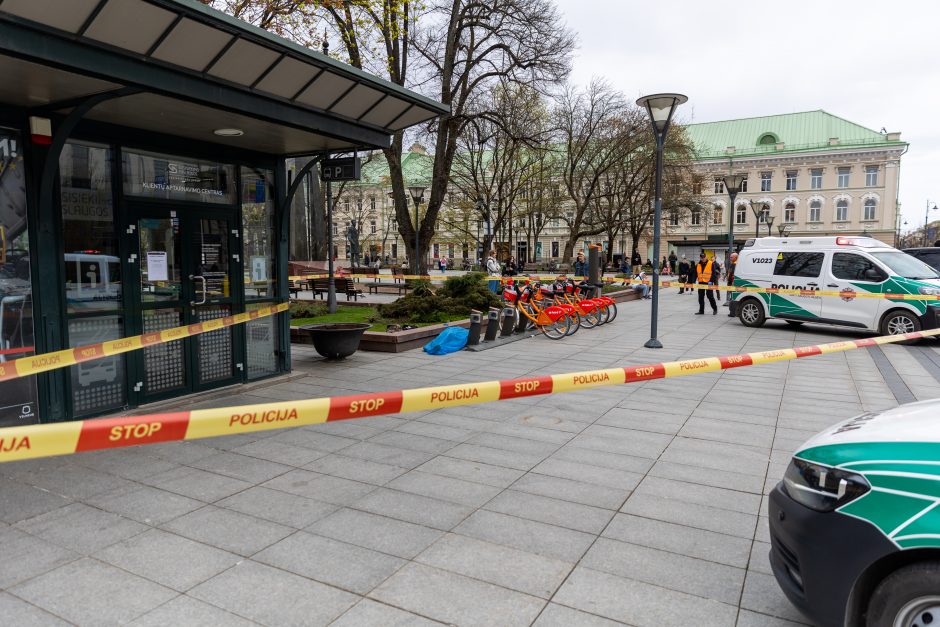 Vilniuje, prie Vyriausybės rūmų, mirė moteris