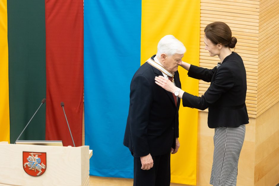 G. Nausėda apdovanojant V. Adamkų: jūs visada išlaikėte aukštą moralumo standartą