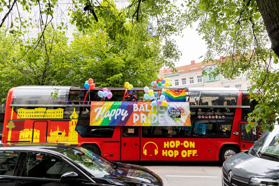 Pajudėjo „Baltic Pride“ Vaivorykštės autobusas