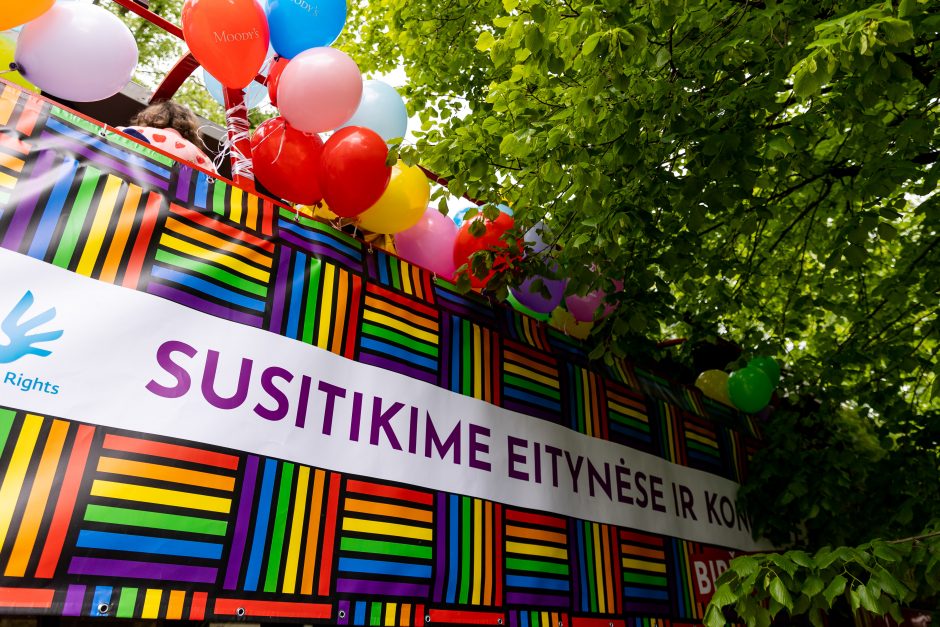 Pajudėjo „Baltic Pride“ Vaivorykštės autobusas