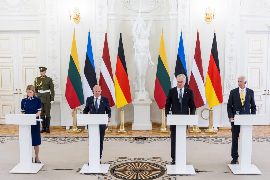 Vokietijos kancleris atmeta kritiką dėl delsimo Ukrainai siųsti sunkiuosius ginklus