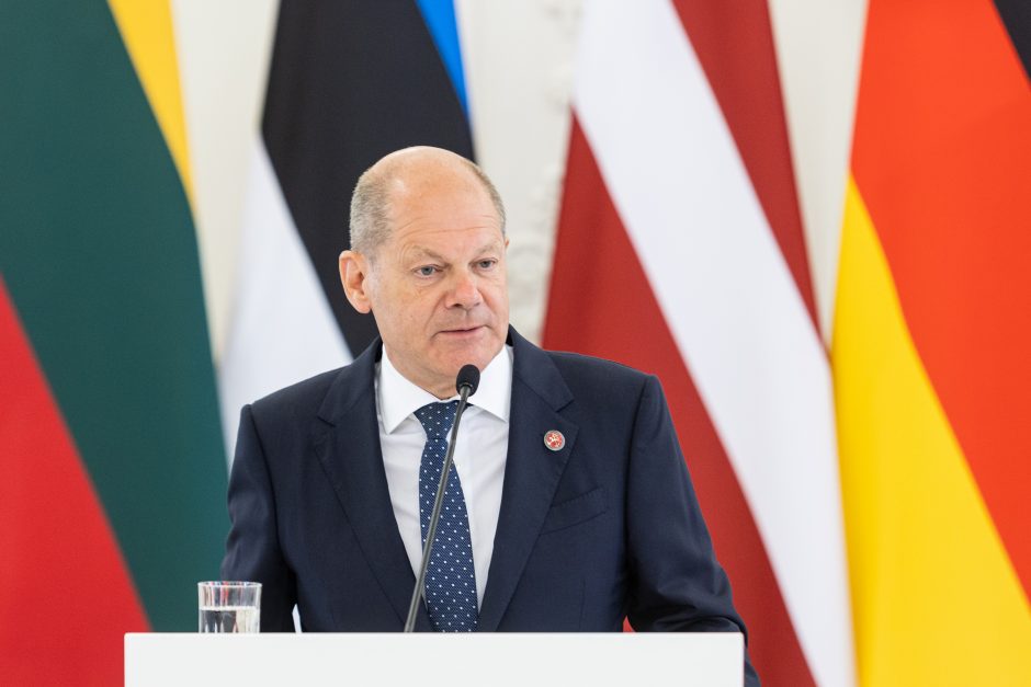 Vokietijos kancleris atmeta kritiką dėl delsimo Ukrainai siųsti sunkiuosius ginklus