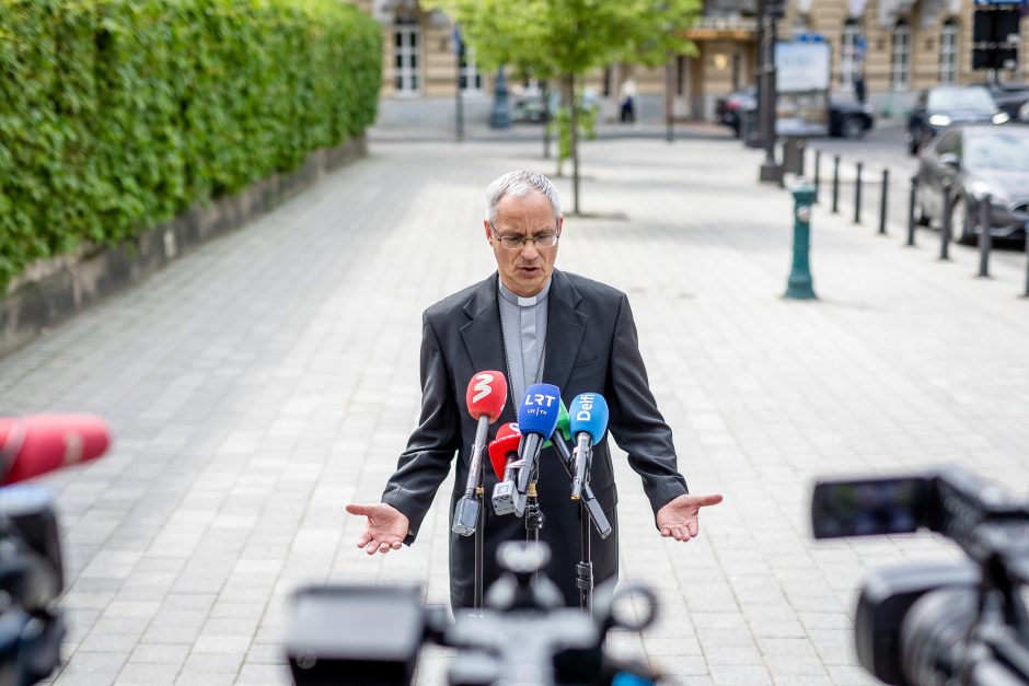 Vilniaus arkivyskupija teisinasi: neturėjo informacijos apie įtarimus kunigui