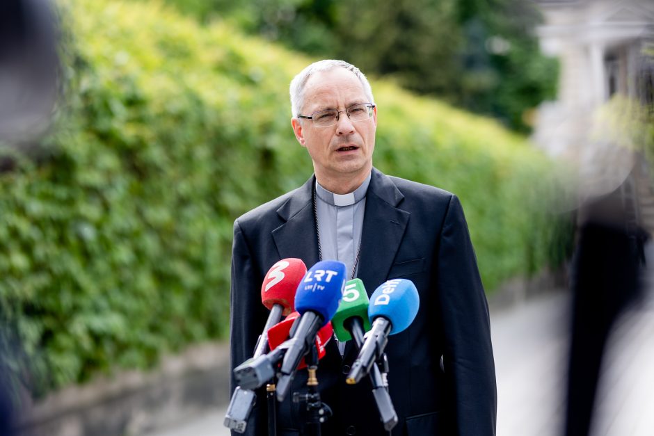 Vilniaus arkivyskupija teisinasi: neturėjo informacijos apie įtarimus kunigui