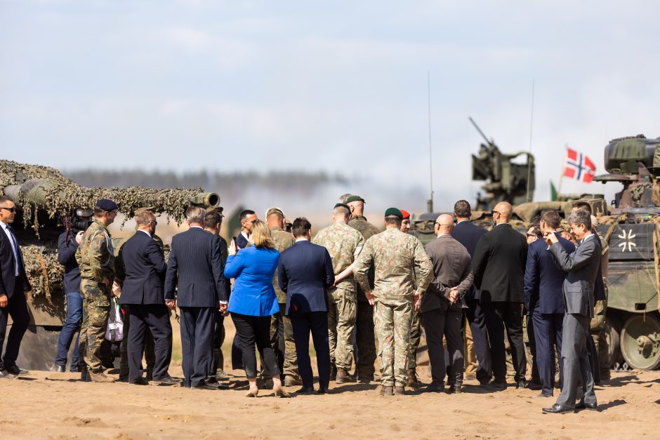 Lietuvos ir Vokietijos prezidentai lankėsi kariniame poligone Pabradėje