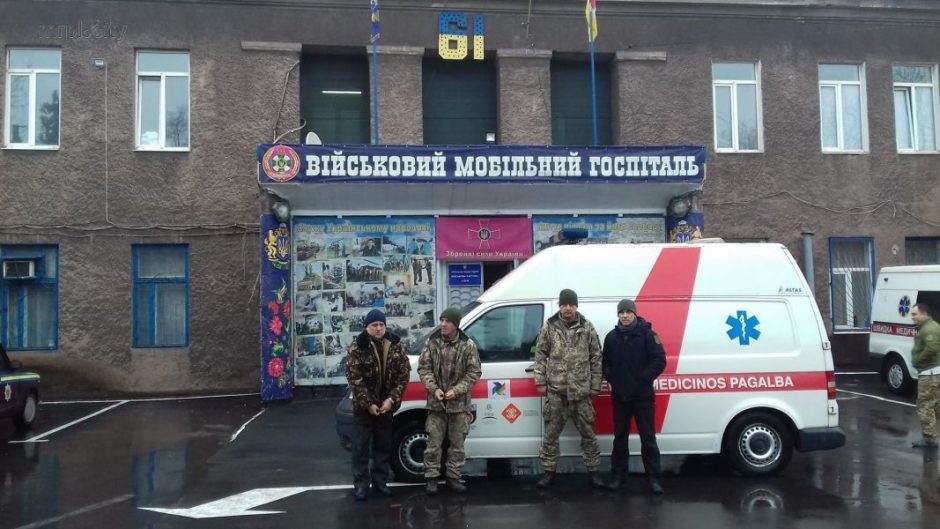 Ukrainos ligoninei Akmenė dovanojo greitosios automobilį, lovų, įrangos