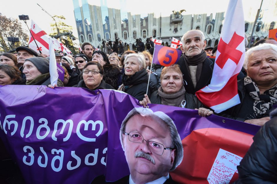 Gruzijoje tūkstančiai žmonių protestavo prieš „rinkimų klastojimą“