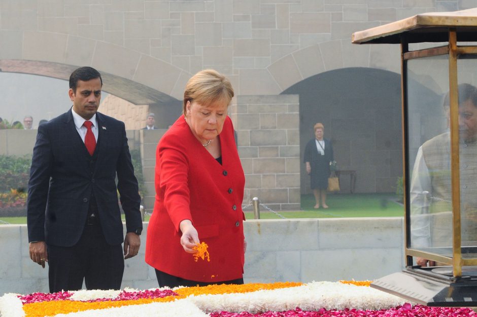 Smogo gaubiamame Delyje viešinti A. Merkel kaukės neužsidėjo