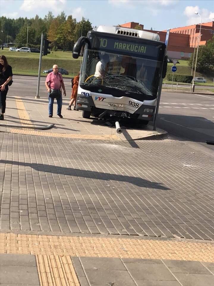 Vilniuje miesto autobusas rėžėsi į stulpą, sužalota keleivė