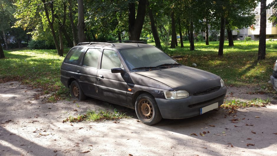 Nebevažiuojantys automobiliai Vilniaus kiemuose: skelbia, kuriuos liepą priverstinai nutemps