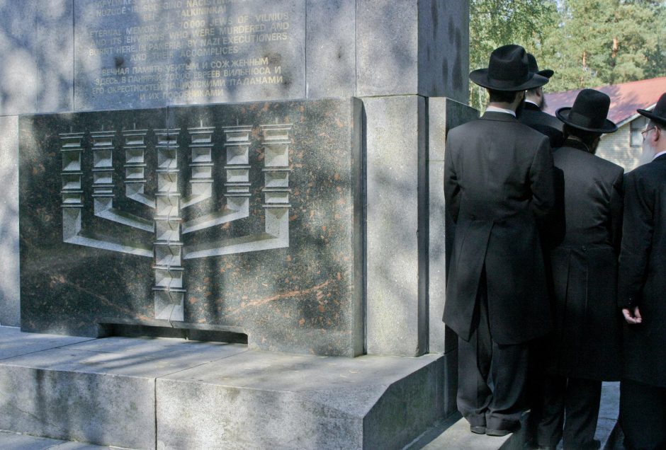Vilniaus valdžia žada perkelti elektros pastotei panaudotus žydų antkapius