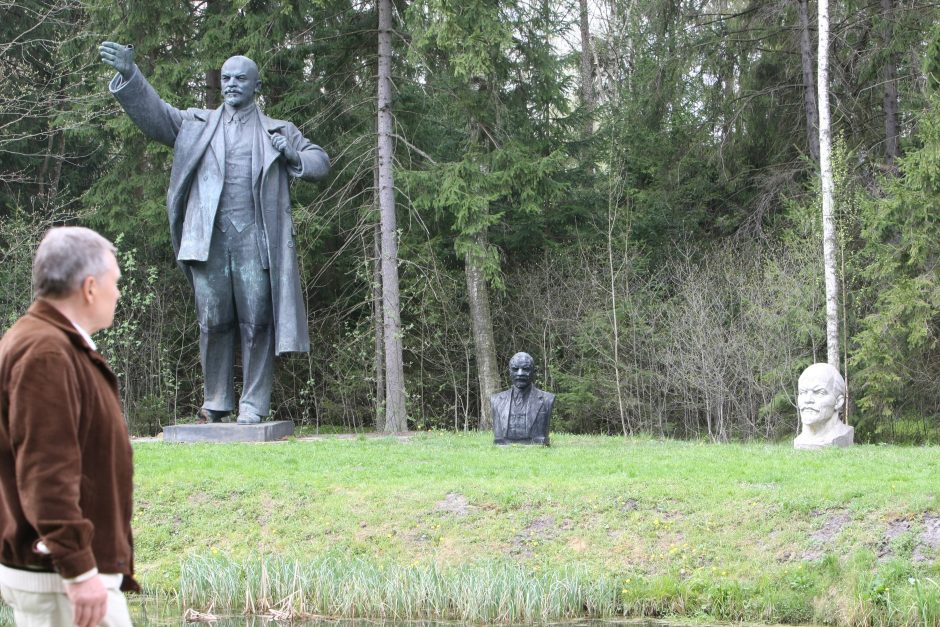 Trakų rajono valdžia išvežė paminklą stribams į Grūto parką