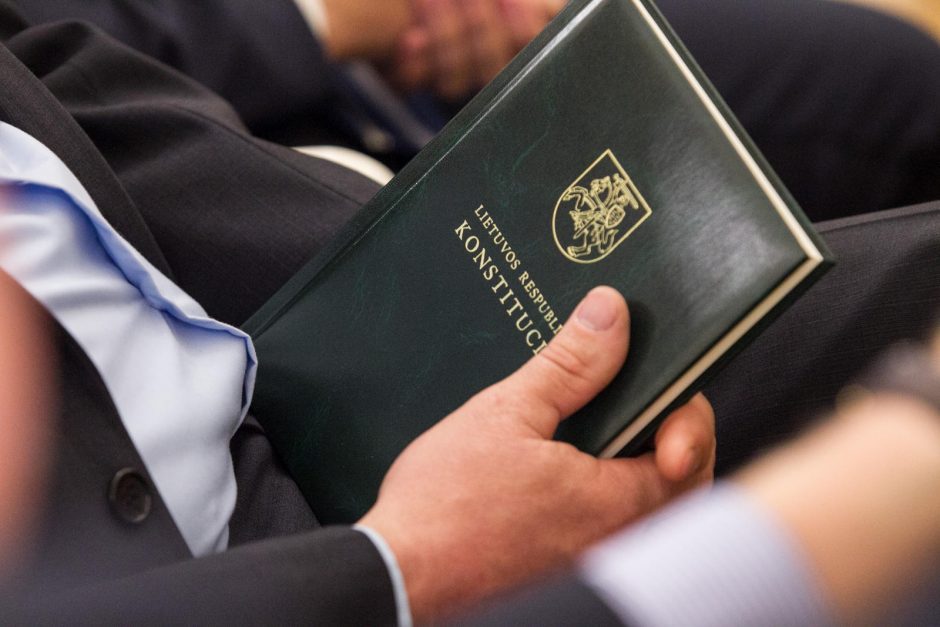 Ant Seimo darbo stalo –  trys Konstitucijos pataisos