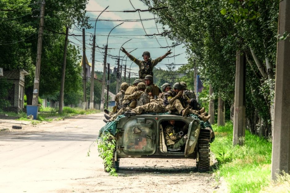 Karas: Ukraina išgyvena kritinę karo fazę – šalies rytuose vyksta kruvini mūšiai