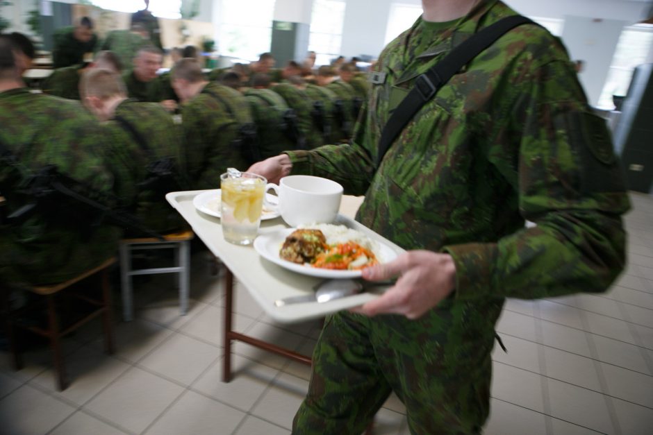 Vyriausybė iki 12,5 euro padidino maistpinigius kariams