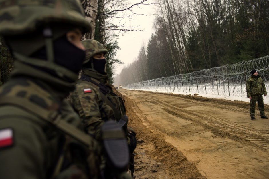 Migrantų grupė bandė prasiveržti pro Lenkijos sieną: prakirpo vielą, svaidė akmenis