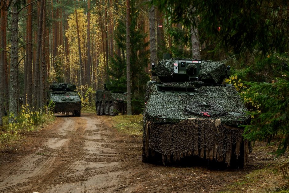 Vasarą į Lietuvą turėtų būti atgabenta paskutinė kovos mašinų „Vilkas“ siunta