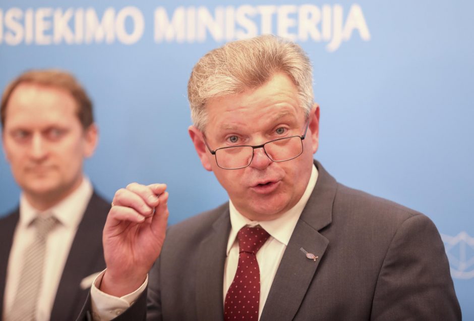 Seimo opozicija kviečia pasiaiškinti ministrą J. Narkevičių