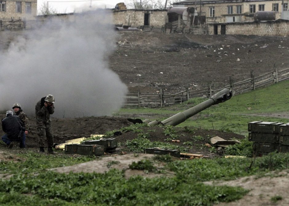 Kalnų Karabache prasidėjo bombardavimas: numušti sraigtasparniai, žuvo civilių