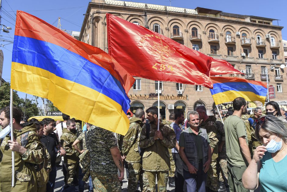 Kalnų Karabache prasidėjo bombardavimas: numušti sraigtasparniai, žuvo civilių