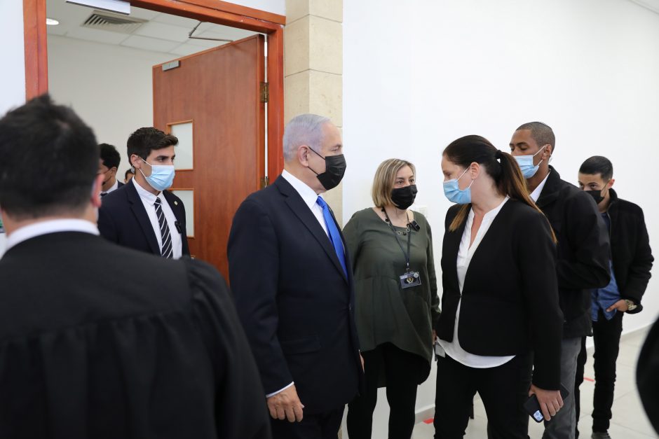 Izraelio premjeras vėl stojo prieš teismą korupcijos byloje