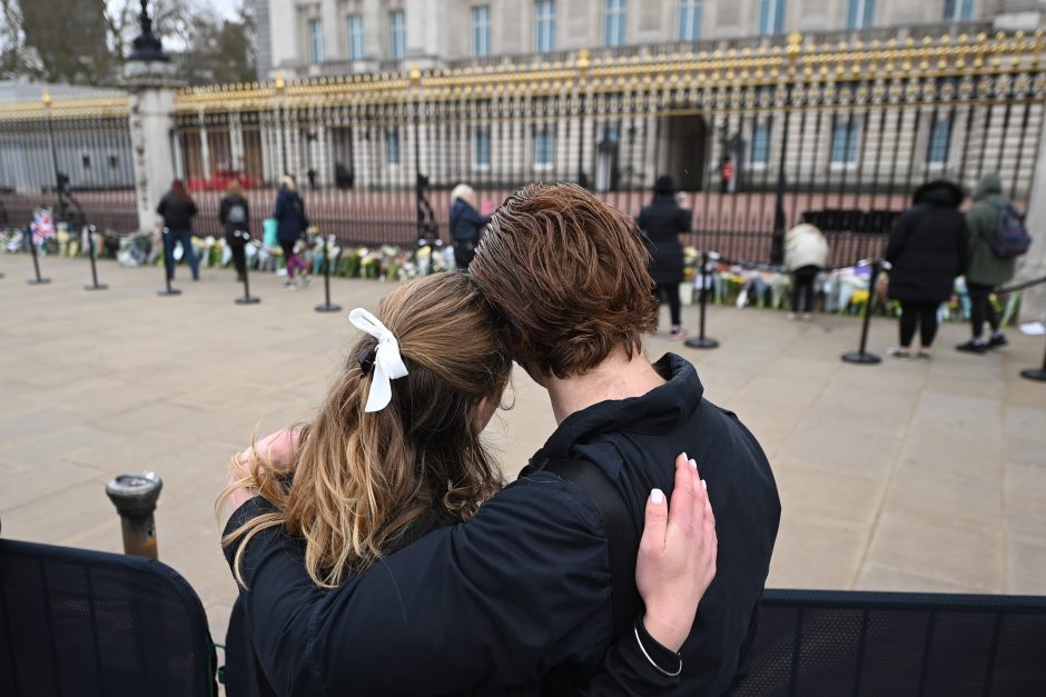 Britai mirusį princą Philipą pagerbė patrankų salvėmis ir tylos minute