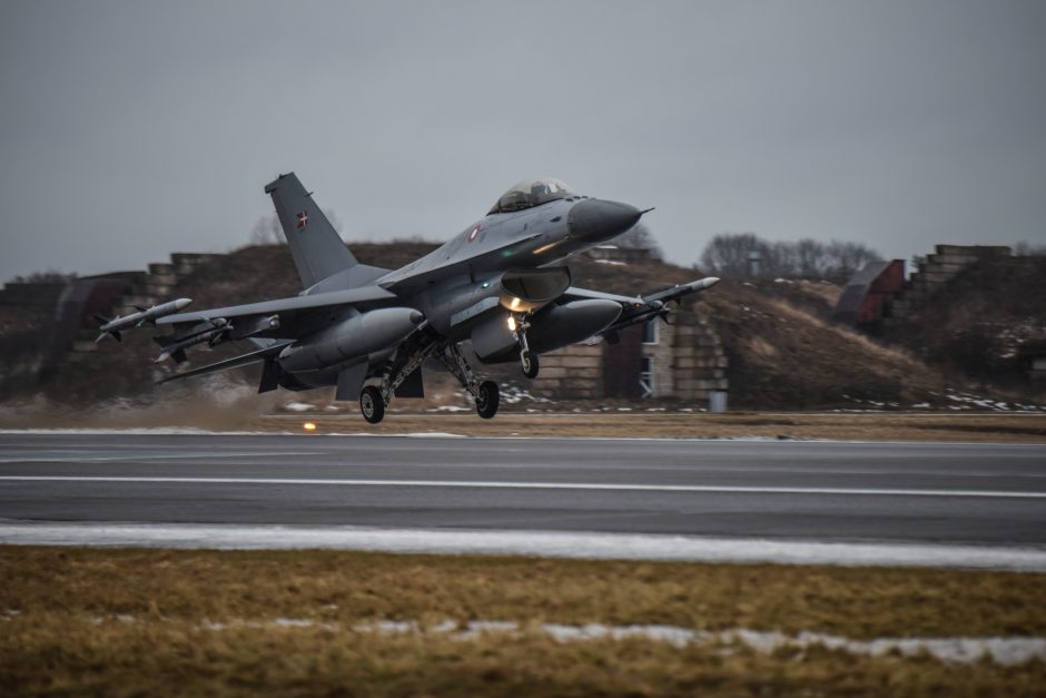 Pastiprinimas: Danijos naikintuvai prisidėjo prie NATO oro policijos misijos