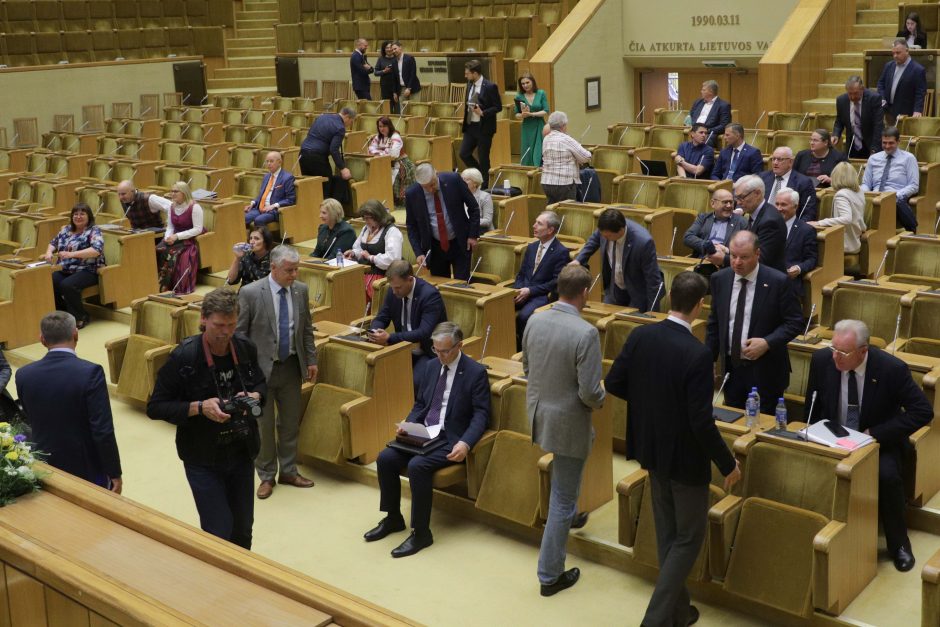 Derybos vyksta dėl dviejų neviešinamų reikalavimų: konfliktas Seime nusikels į trečią savaitę? 