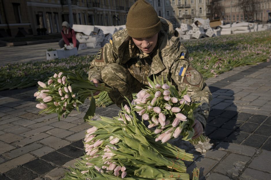 Karas Ukrainoje: per kareivinių apšaudymą Mykolajive žuvo mažiausiai 50 karių