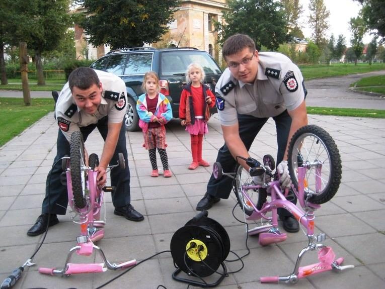 Draugiški reidai: policininkai dviratininkus ragins dėvėti šalmus