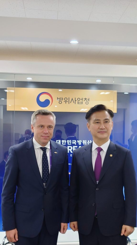 Krašto apsaugos viceministras Pietų Korėjoje aptarė galimybes įsigyti ginkluotę