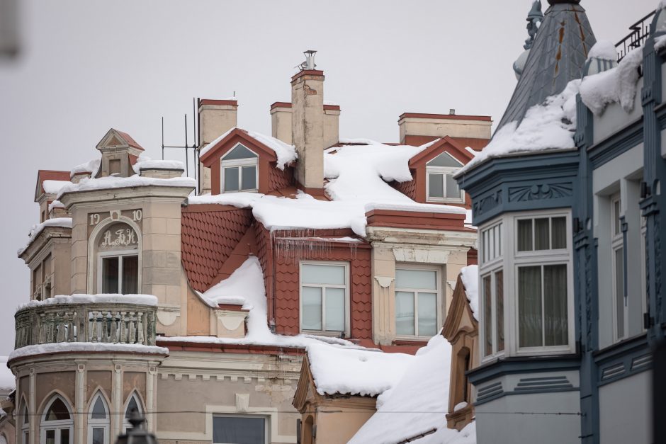 Įspėja gyventojus: būtina pašalinti varveklius nuo pastatų fasadų