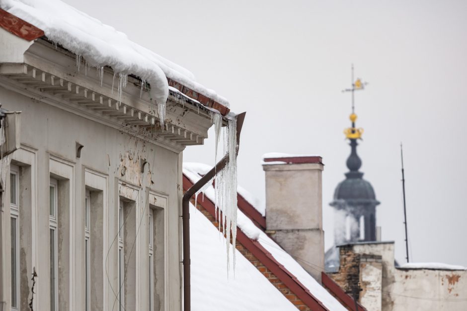 Įspėja gyventojus: būtina pašalinti varveklius nuo pastatų fasadų