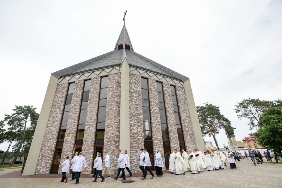 Grigiškėse – ypatinga diena: pašventinta nauja bažnyčia