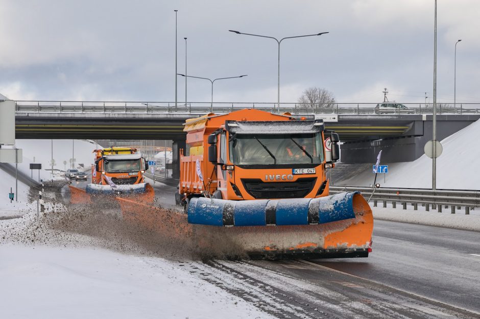 Sostinės gatves valys modernia nauja technika